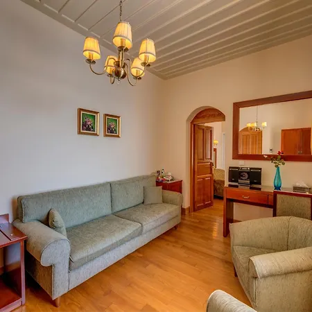 Apollonion Palace فندق إرموبولّي